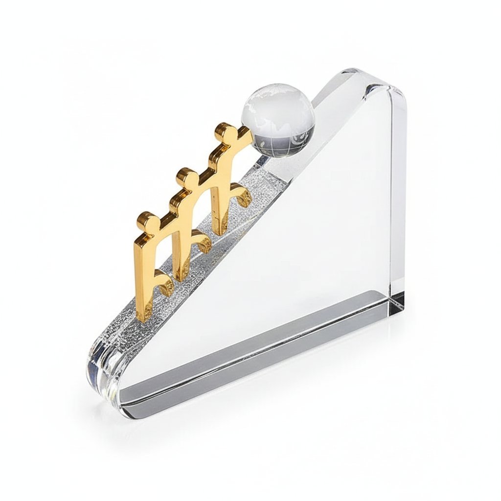 Galvano triangular de cristal con esfera grabada 17 × 12 cm 1
