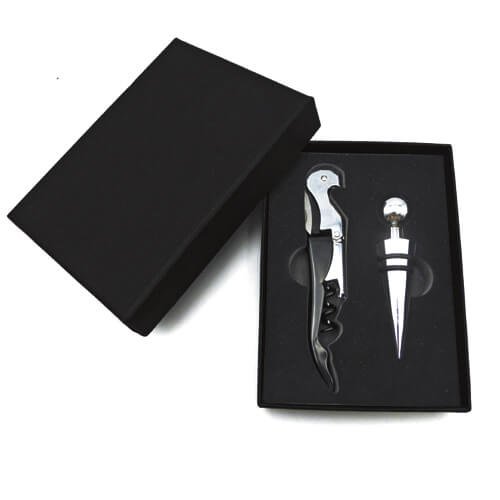 Set de vino en caja negra con sacacorchos y tapón